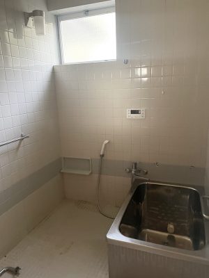 改修前の風呂場。見ただけで寒そうだ