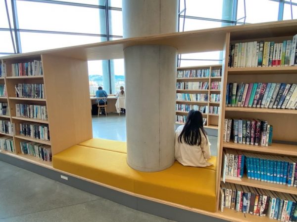 茨木市文化・子育て複合施設 おにクルを設計した伊東豊雄建築設計事務所の伊東豊雄さん（右前）と神崎夏子さん（右後ろ）、竹中工務店の國本暁彦さん（左）（写真：長井美暁）