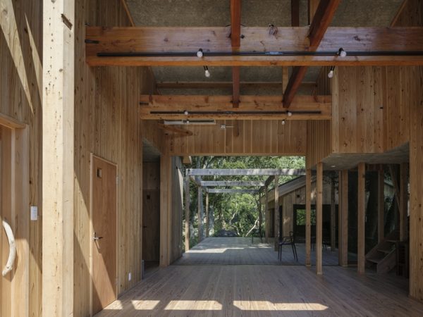 母屋から離れを見たところ。離れは団らんの場として作られている（撮影/八代写真事務所）