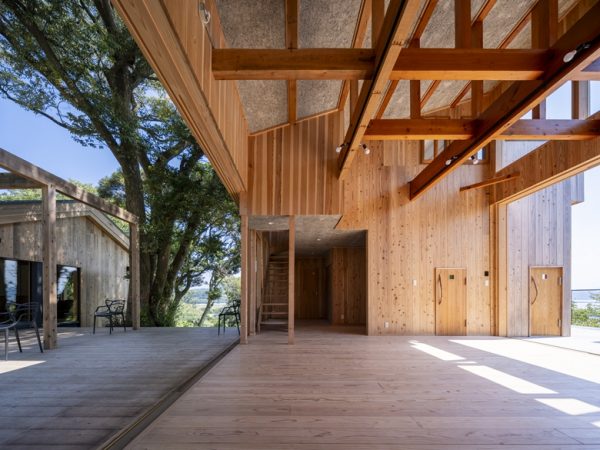 左にウッドデッキ、離れがある。母屋は左側に小さなキッチン的空間、収納があり、右側の２つのドアはいずれもサウナへの入口（撮影/八代写真事務所）