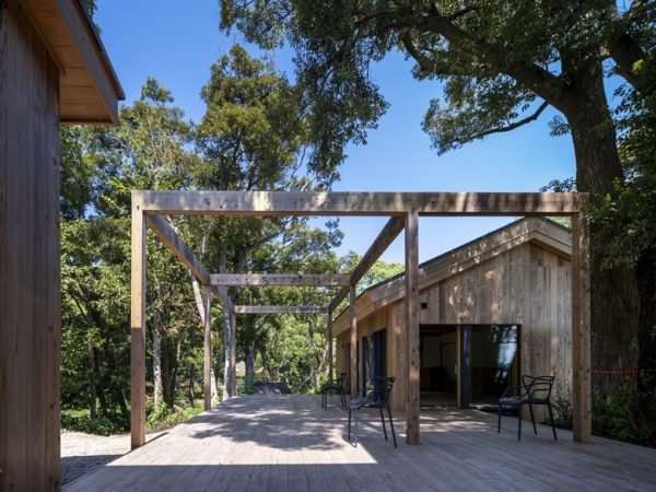 ウッドデッキ部分はすでに色が変わり始めている。無塗装で変化は早い（撮影/八代写真事務所）