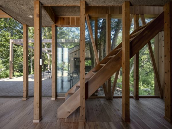 母屋から離れを見たところ。離れは団らんの場として作られている（撮影/八代写真事務所）