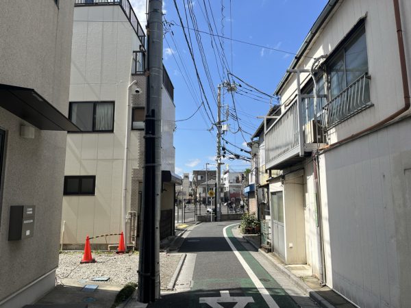 市街地再開発事業が予定されているエリアは写真中道路より右側（2025年3月中旬撮影）