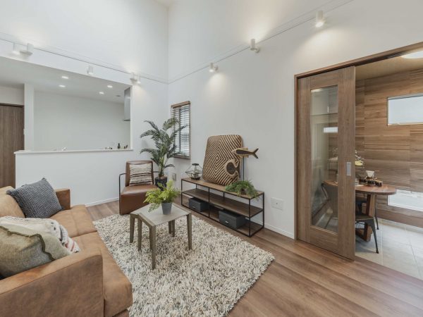 DOMAキャビンプランの室内。右手に見える茶色の壁の部屋が趣味スペースとなる。リビングに隣接し、カフェやペット、工作などの空間として心地よい時間を楽しめる。モデルルーム公開中（2025年3月時点）