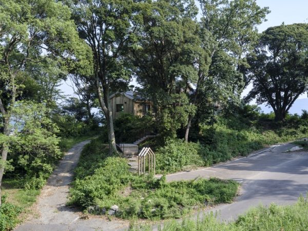 ウッドデッキ部分はすでに色が変わり始めている。無塗装で変化は早い（撮影/八代写真事務所）