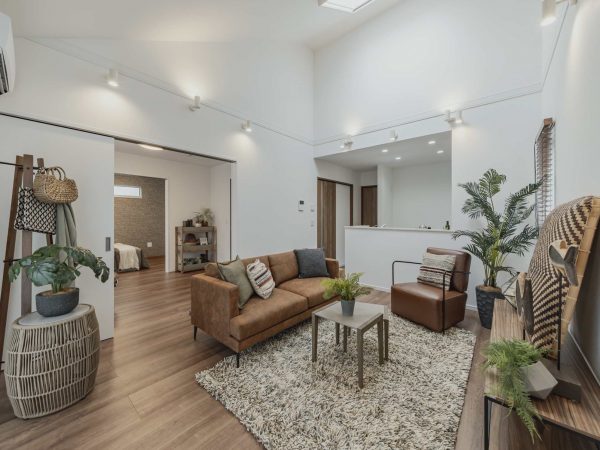 DOMAキャビンプランの室内。右手に見える茶色の壁の部屋が趣味スペースとなる。リビングに隣接し、カフェやペット、工作などの空間として心地よい時間を楽しめる。モデルルーム公開中（2025年3月時点）