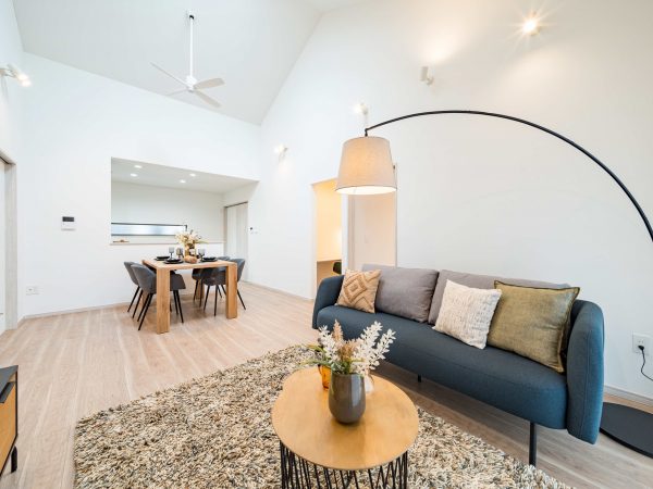 野田市の南棟の外観。2台分の駐車スペースも確保した。2025年2月に分譲済み