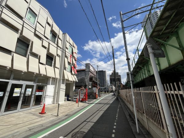 市街地再開発事業が予定されているエリアは写真中道路より右側（2025年3月中旬撮影）