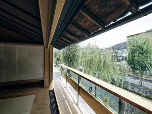 民間が運営するサービス「アキサポ」では、定期借家契約を結んだ後に空き家をリノベーションし転貸する。所有者は自己負担なく空き家を再生し収益化できる点がメリットで、京町家にも活用されている