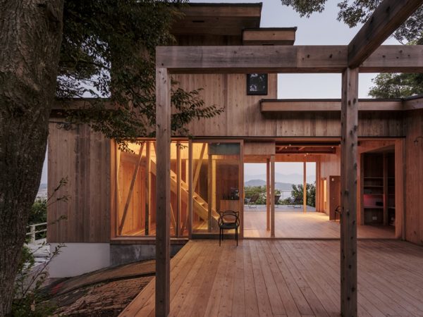 左にウッドデッキ、離れがある。母屋は左側に小さなキッチン的空間、収納があり、右側の２つのドアはいずれもサウナへの入口（撮影/八代写真事務所）