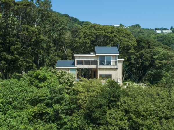 海側からのリノベーション前の建物全景。遮るもののない眺望がうかがわれる（撮影/八代写真事務所）