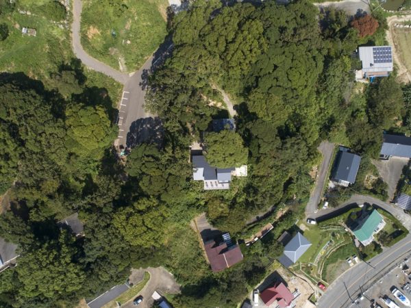 海側からのリノベーション前の建物全景。遮るもののない眺望がうかがわれる（撮影/八代写真事務所）