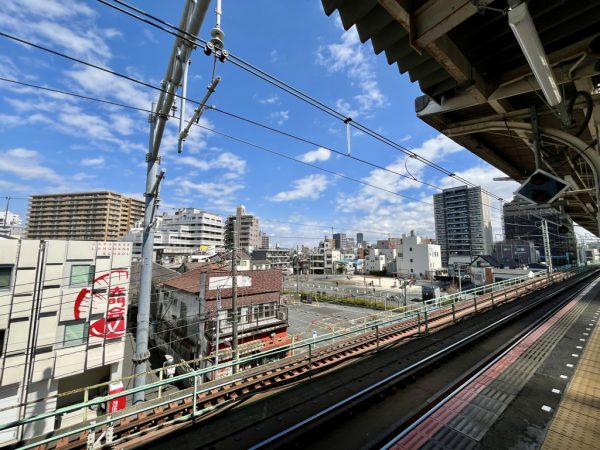 JR常磐線快速線の主要駅の一つである三河島駅の周辺で、市街地リニューアル計画が進行している。三河島駅前北地区で進行中の市街地再開発について、その背景や計画の概要、そして街にどのような変化をもたらすのかを探っていこう。