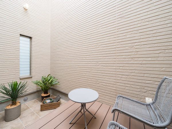 野田市の南棟の外観。2台分の駐車スペースも確保した。2025年2月に分譲済み