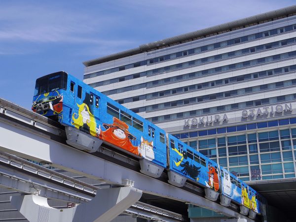 小倉の街を南北に結ぶ北九州モノレール　提供：北九州モノレール