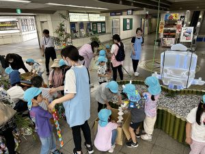 園児の飾り付けた笹を駅に展示　提供：北九州モノレール