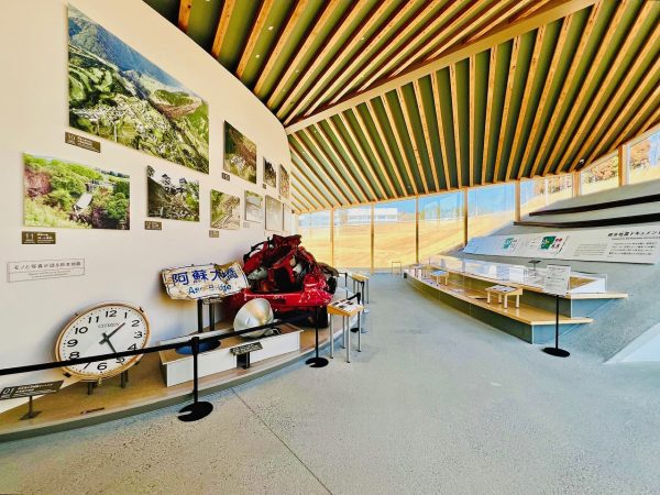 ▲展示室1では、崩落した阿蘇大橋の看板や押しつぶされた車両など、震災遺物の展示・被災状況の写真から「その時」を振り返る