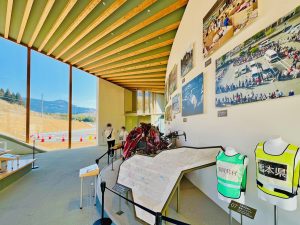 ▲展示室1では、崩落した阿蘇大橋の看板や押しつぶされた車両など、震災遺物の展示・被災状況の写真から「その時」を振り返る