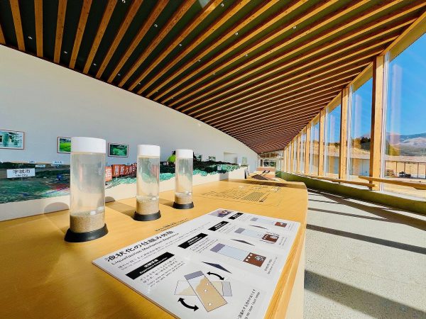 ▲展示室2に設置された巨大ジオラマ上には、各地域の震度分布図が示されている。リアルな地形と照らし合わせながら熊本の大地の特性について学ぶことができる