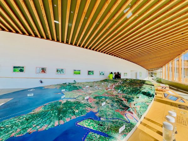 ▲展示室2に設置された巨大ジオラマ上には、各地域の震度分布図が示されている。リアルな地形と照らし合わせながら熊本の大地の特性について学ぶことができる