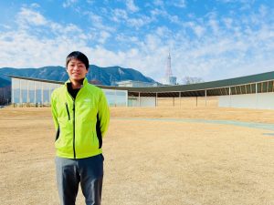 ▲熊本地震 震災ミュージアム KIOKUの統括ディレクターであり、みなみあそ観光局戦略統括マネージャーの久保尭之さん。「私自身は鹿児島の出身ですが、熊本地震の発災直後から現地入りしてずっと救助活動を行ってきました。現在は観光地域づくり法人 みなみあそ観光局の一員として、ここ南阿蘇で暮らしています」