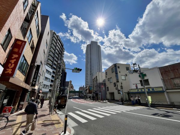 市街地再開発事業が予定されているエリアは写真中道路より右側（2025年3月中旬撮影）
