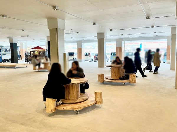 小さなお子さんからお年寄りまで、みんなが思い思いにくつろぐ全天候型の多目的スペースでは、ほぼ毎週イベントも企画されているのだとか。たとえば「トマトまつり」や「トウモロコシまつり」など、ひとつの食材に特化したイベントも開催。渥美半島でしかできないイベントといえるだろう。これを目当てに訪れる観光客も増えそうだ