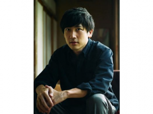 <b>山本遼</b>1990年生まれ、広島県出身。2012年愛媛大学卒業後、同年愛媛県内の不動産会社に就職。前職にて全社トップの営業成績を残し、東京拠点の立ち上げに参画。その後、2016年に株式会社R65（R65不動産）を設立。65歳以上のお部屋探し専門の不動産会社として、年間300件以上の物件仲介を支援。『ガイアの夜明け』ほか多数のメディアに出演。