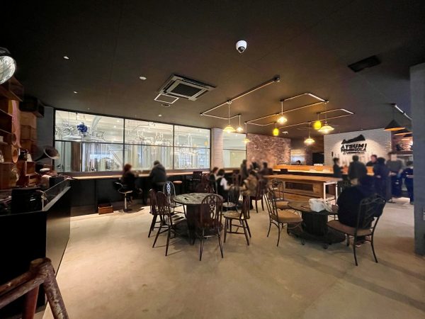 旧レイで使用していた装飾品などをそのまま使用した店内。醸造タンクを眺めながらクラフトビールを飲むことができる