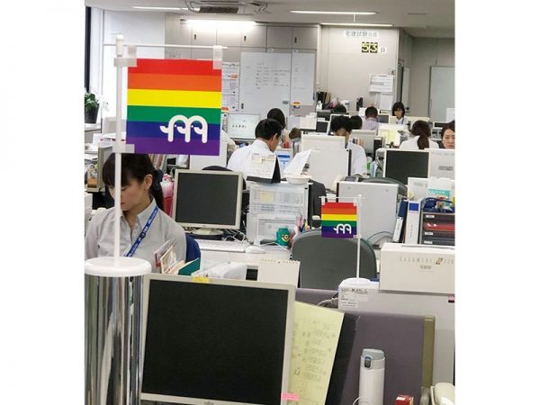 デスクの上や事務所内の扉など、社内のいたるところにカンパニーアイコンのゾウのマークがあしらわれたレインボーフラッグが飾られている。LGBTQの活動がここまで浸透しているのはなぜなのだろうか