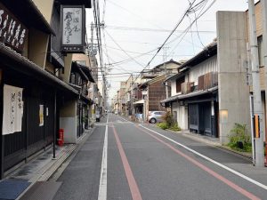 相次ぐマンションの建設計画への危機感から、住民が主体となって結んだ「姉小路界隈地区建築協定」。景観に影響を与える行為などに、まちづくり協議会との意見交換を義務付け、長年にわたり町並みを守り続けている