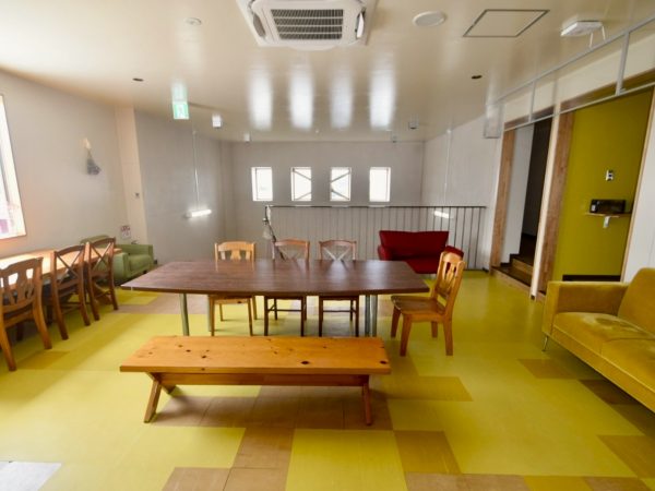 旧レイで使用していた装飾品などをそのまま使用した店内。醸造タンクを眺めながらクラフトビールを飲むことができる