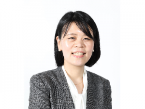 <b>龔 軼群（キョウ イグン）</b>2010年新卒で株式会社LIFULLに入社。賃貸事業部で新規サービスの開発を担う。2018年に新規事業提案制度「SWITCH」で優秀賞を獲得し、2019年11月、社会的弱者に対して包括的に住まい支援を行う「FRIENDLY DOOR」をサービスローンチし、事業責任者を務める。LIFULLの社会貢献活動委員。社外活動では、世界の貧困削減に取り組む認定NPO法人Living in Peaceの代表理事を務める。