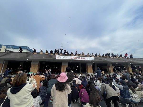 「あつみの市 レイ」開業記念式典の直前にみんなで行ったのは「ラジオ体操」。いい意味での“ゆるさ”がとても豊かだと筆者は感じた。式典後に行われた「餅投げ」も大盛り上がり。みんなとても楽しそうで、筆者も福を分けてもらった