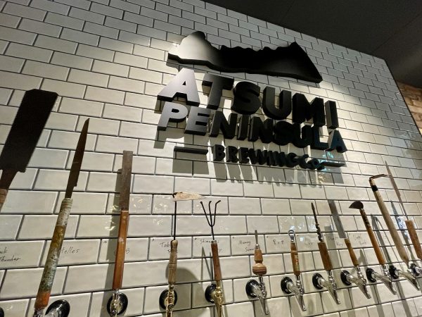 旧レイで使用していた装飾品などをそのまま使用した店内。醸造タンクを眺めながらクラフトビールを飲むことができる