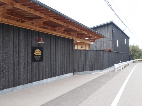 ゴミひとつ落ちていない遠浅の海。若い人達がポーズをとるなどしていた