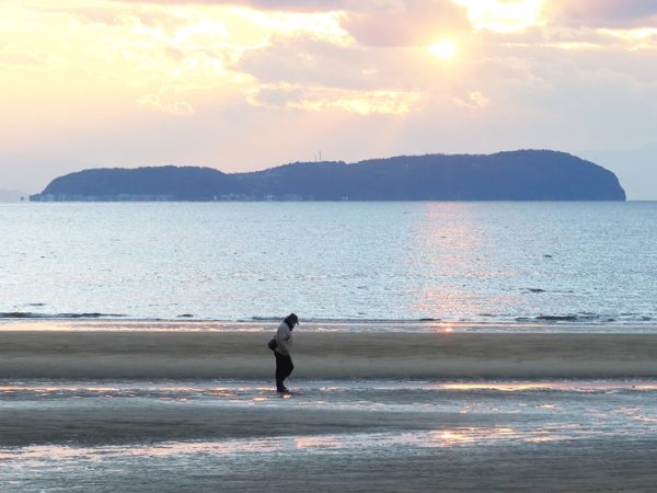 ゴミひとつ落ちていない遠浅の海。若い人達がポーズをとるなどしていた