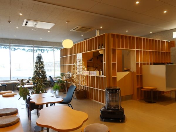 各種のチョコレート、チョコレートを使った焼き菓子などが揃うRACATI