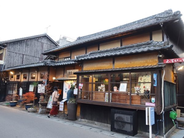 藝術喫茶清水温泉店頭。人口よりも多い人を集める施設である