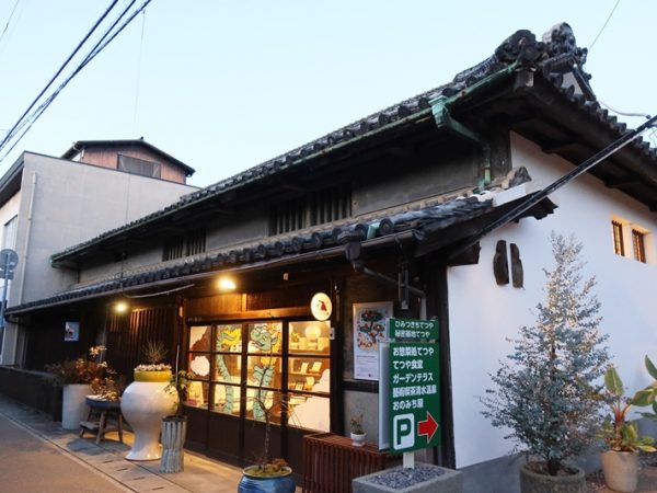 藝術喫茶清水温泉店頭。人口よりも多い人を集める施設である