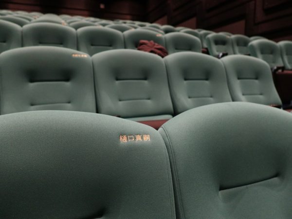 上映前に樋口さんが自らお菓子や飲み物などを販売して回る。他の映画館では見られないアットホームな雰囲気