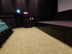 舞台の下に椅子を収納するなどコンパクトになったスペースを無駄なく使う工夫も凝らされている