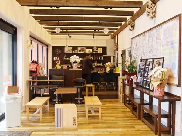 ロビーには多くの人達からの色紙やコメントが飾られている