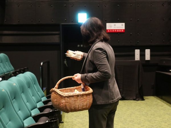 上映前に樋口さんが自らお菓子や飲み物などを販売して回る。他の映画館では見られないアットホームな雰囲気
