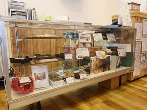 チケットを販売するカウンターではそれ以外にグッズや樋口さんによる著作なども販売されている