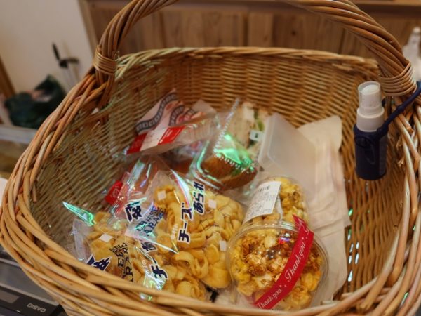 上映前に樋口さんが自らお菓子や飲み物などを販売して回る。他の映画館では見られないアットホームな雰囲気