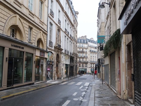 パリの通り沿いで見かけた空室ありの広告。オフィスのようだった