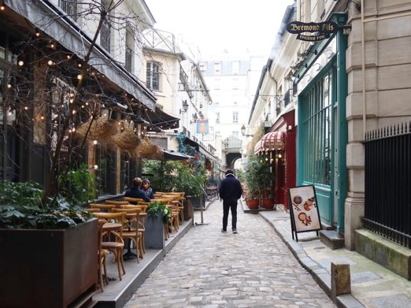 パリの通り沿いで見かけた空室ありの広告。オフィスのようだった