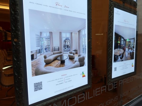 不動産会社の店頭。店頭にはこうしたきれいなディスプレイがあり、室内の写真、条件などが記載されている。右の隅にエネルギーに関する表示がある