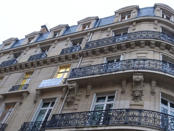 パリの通り沿いで見かけた空室ありの広告。オフィスのようだった